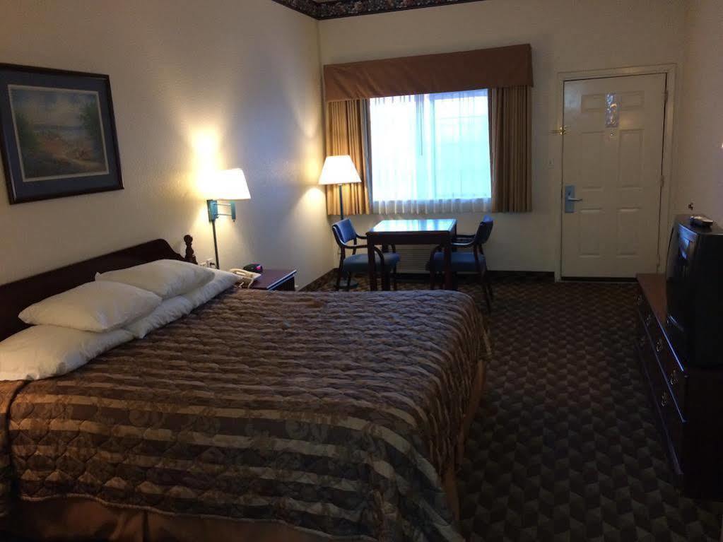 Super 8 By Wyndham Bastrop Tx Μοτέλ Εξωτερικό φωτογραφία